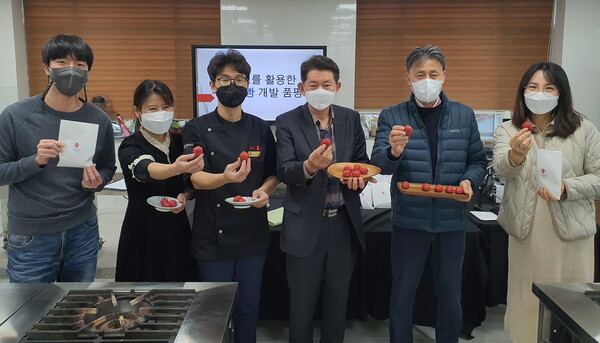 산청군 우리쌀 활용 딸기 쌀빵 개발 온라인 품평회 기념촬영