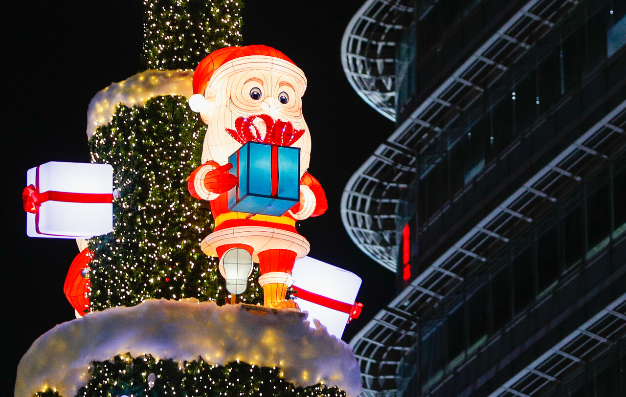 지난 23일 서울 중구 청계광장에 선물상자 든 산타. [사진제공=뉴스1]