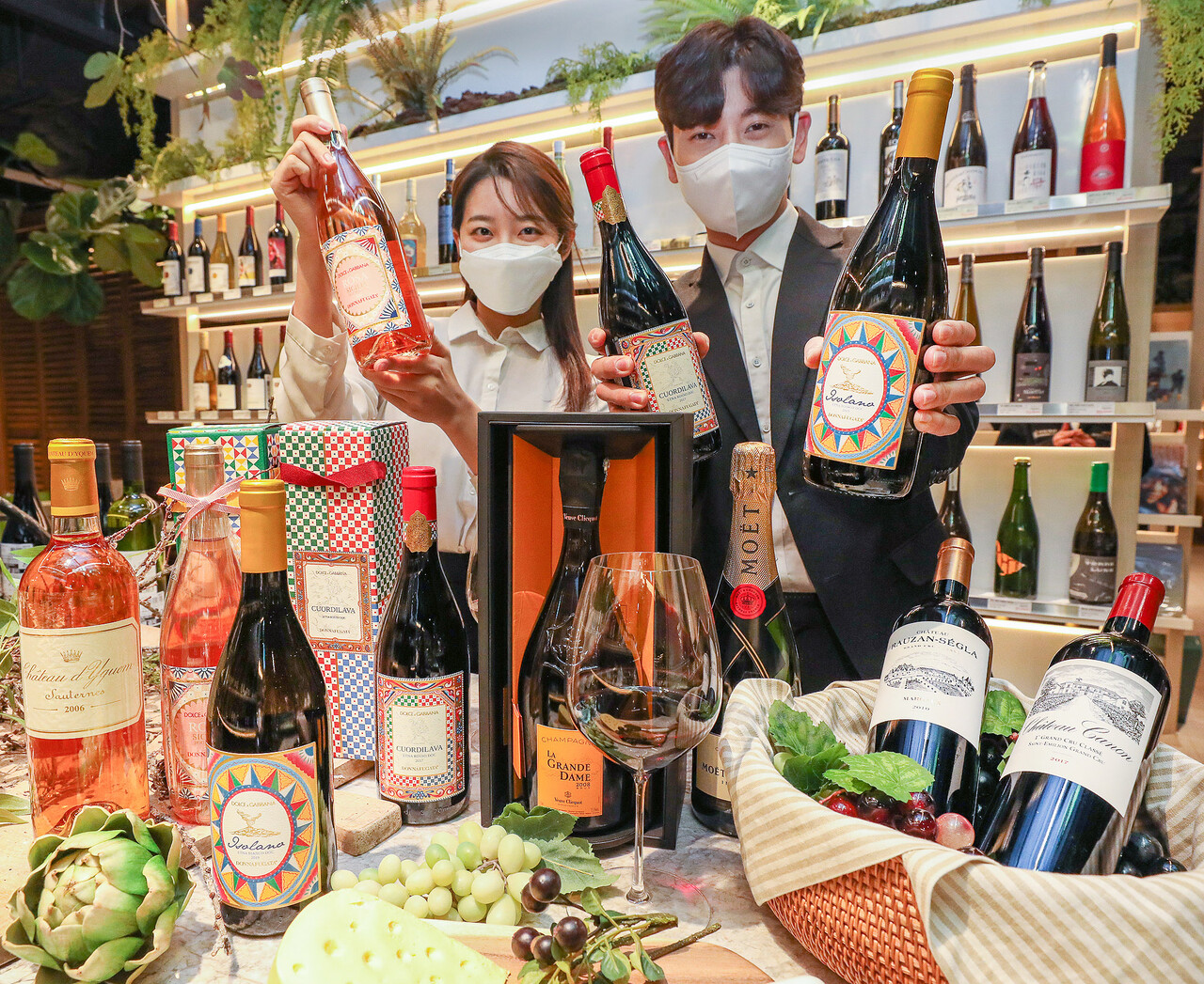 현대백화점은 31일까지 진행되는 설 선물세트 판매 기간 전국 16개 식품관에서 글로벌 럭셔리 브랜드 소속 와이너리의 와인을 판매한다. [사진제공=현대백화점]