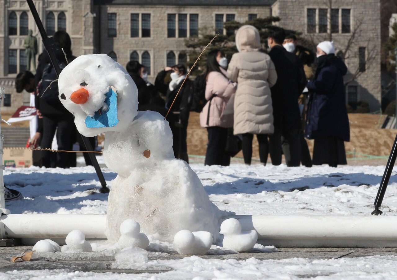 서울 성북구 고려대학교 서울캠퍼스 중앙광장 앞에 학생들이 눈사람을 만들어 놓았다. [사진제공=뉴스1]