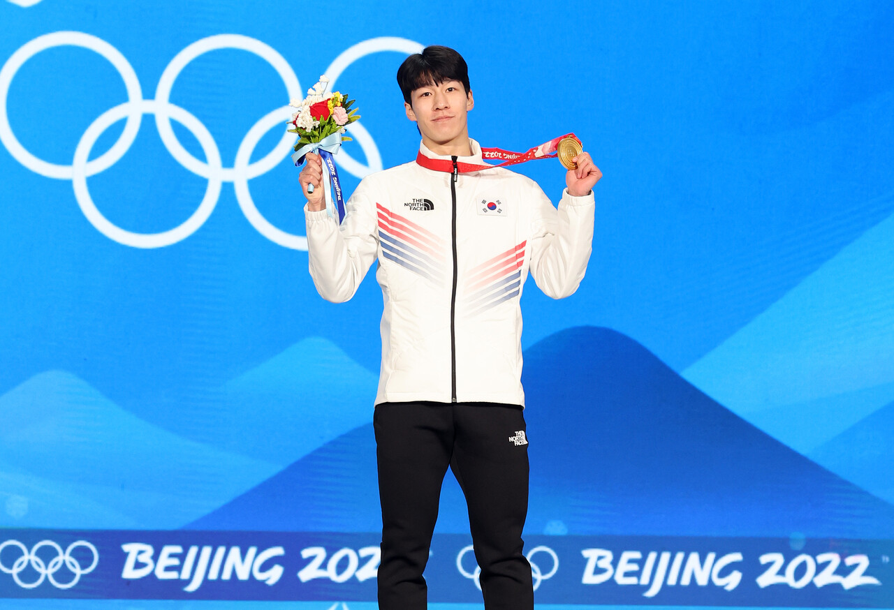 황대헌이 10일 중국 베이징 메달플라자에서 열린 2022 베이징 동계올림픽 쇼트트랙 남자 1500m 메달수여식에서 금메달을 목에 걸고 있다. [사진제공=뉴스1]