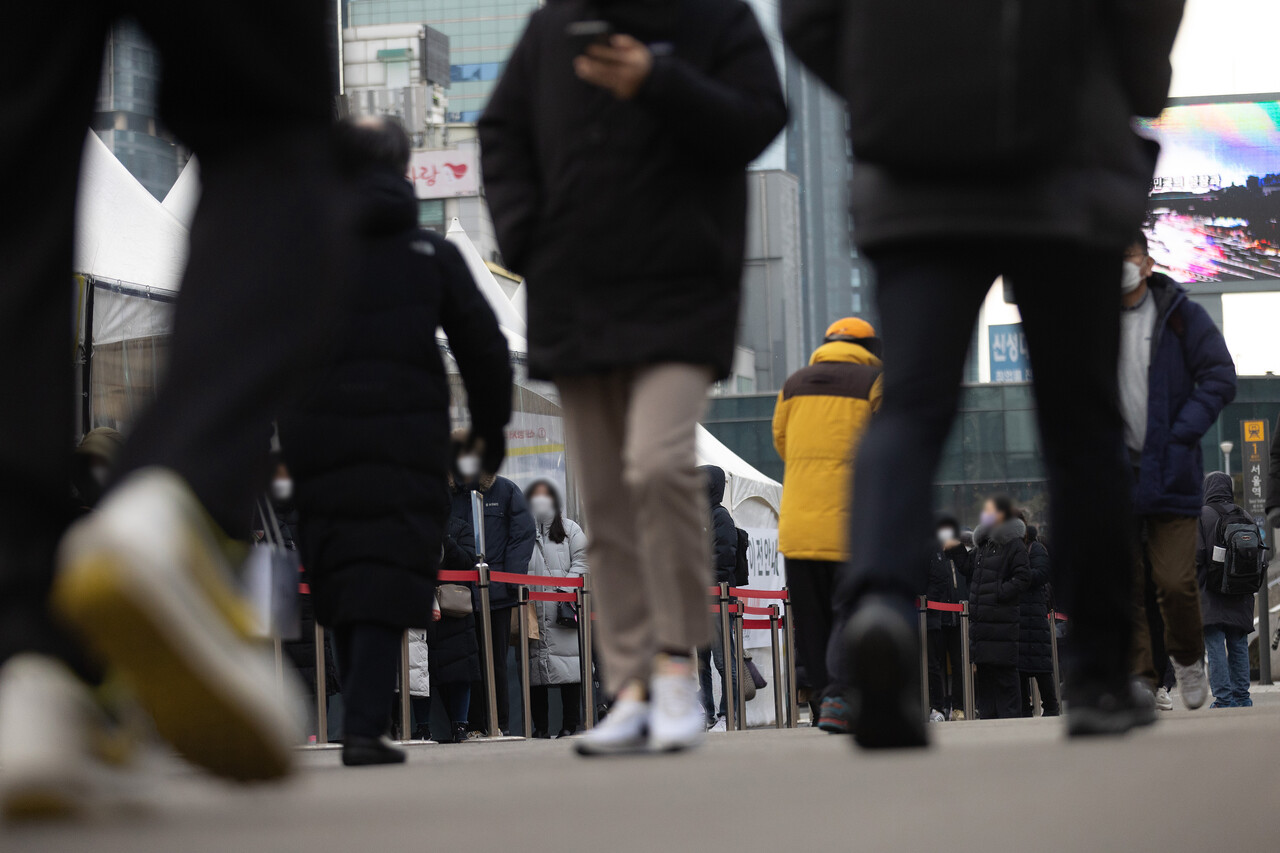 서울 중구 서울역광장에 마련된 선별진료소를 찾은 시민들이 진단검사를 받기 위해 줄을 서 있다. [사진제공=뉴스1]