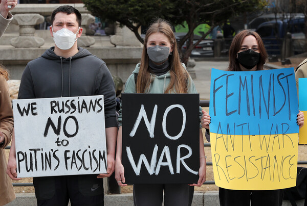 재한 러시아인들이 12일 오후 서울 종로구 보신각 앞에서 우크라이나 전쟁 반대 집회를 하고 있다. /[사진제공=뉴스1]
