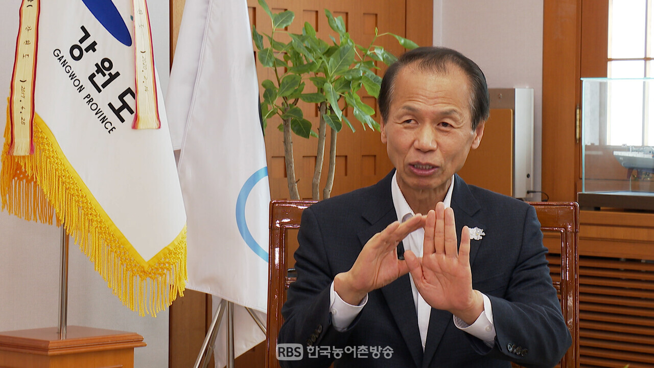 최문순 강원도지사가 지난 4일 춘천 강원도청에서 한국농어촌방송과 인터뷰를 하고 있다.