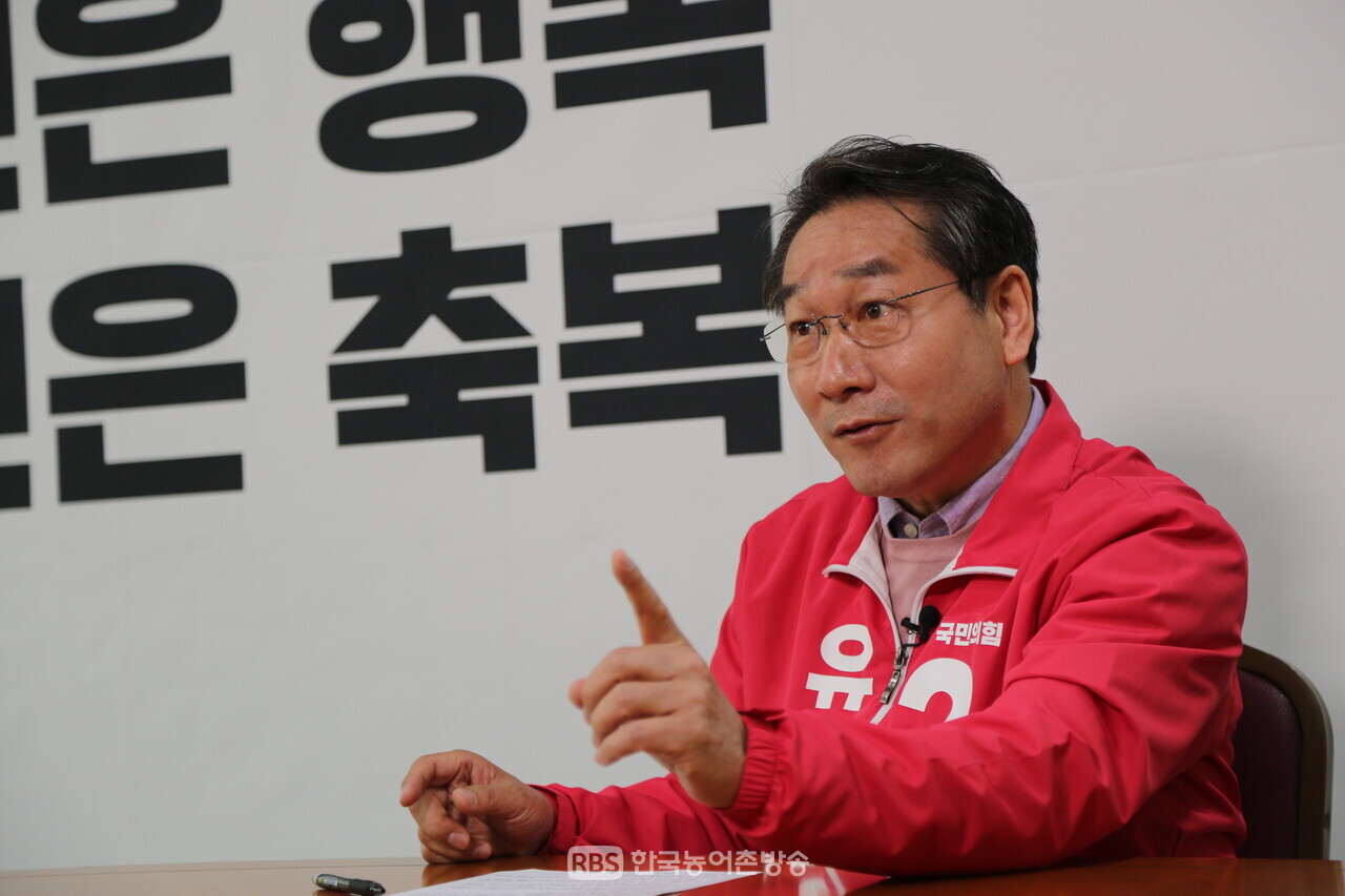 유정복 국민의힘 예비후보가 18일 한국농어촌방송과의 인터뷰를 하고 있다. [사진=한국농어촌방송]