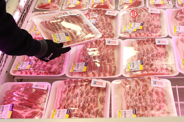 돼지고기 구매하는 시민들 [뉴스1]