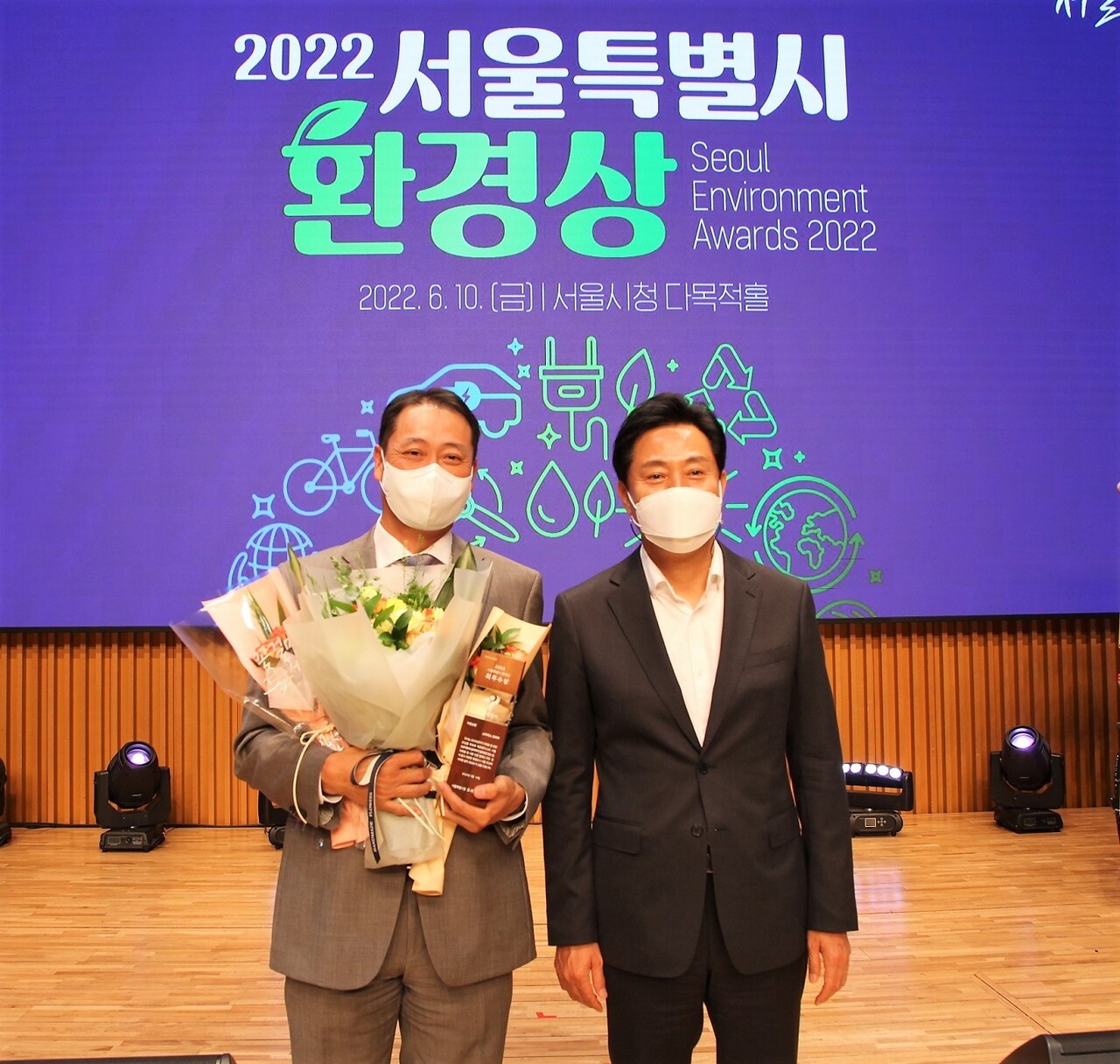 송호섭 스타벅스코리아 대표이사(왼쪽)와 오세훈 서울시장(오른쪽) [스타벅스코리아]