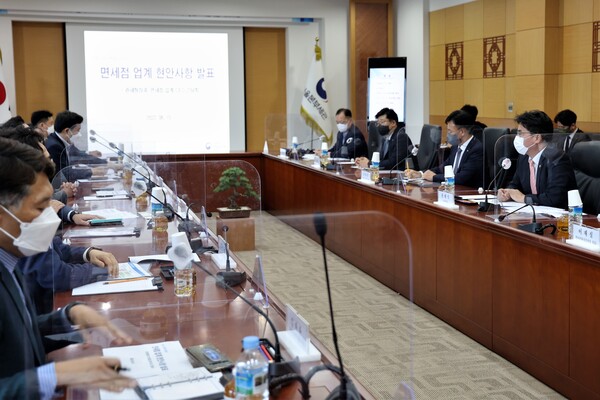 윤태식 관세청장(오른쪽 첫번째)은 15일 서울세관에서 면세점 업계 CEO와 간담회를 개최했다. [관세청]