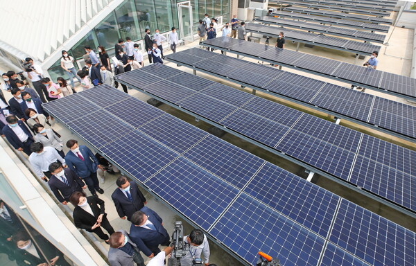 제로 에너지 분야 선도학교인 서울 강서구 공항고등학교 옥상에 설치된 태양광 패널 [뉴스1]