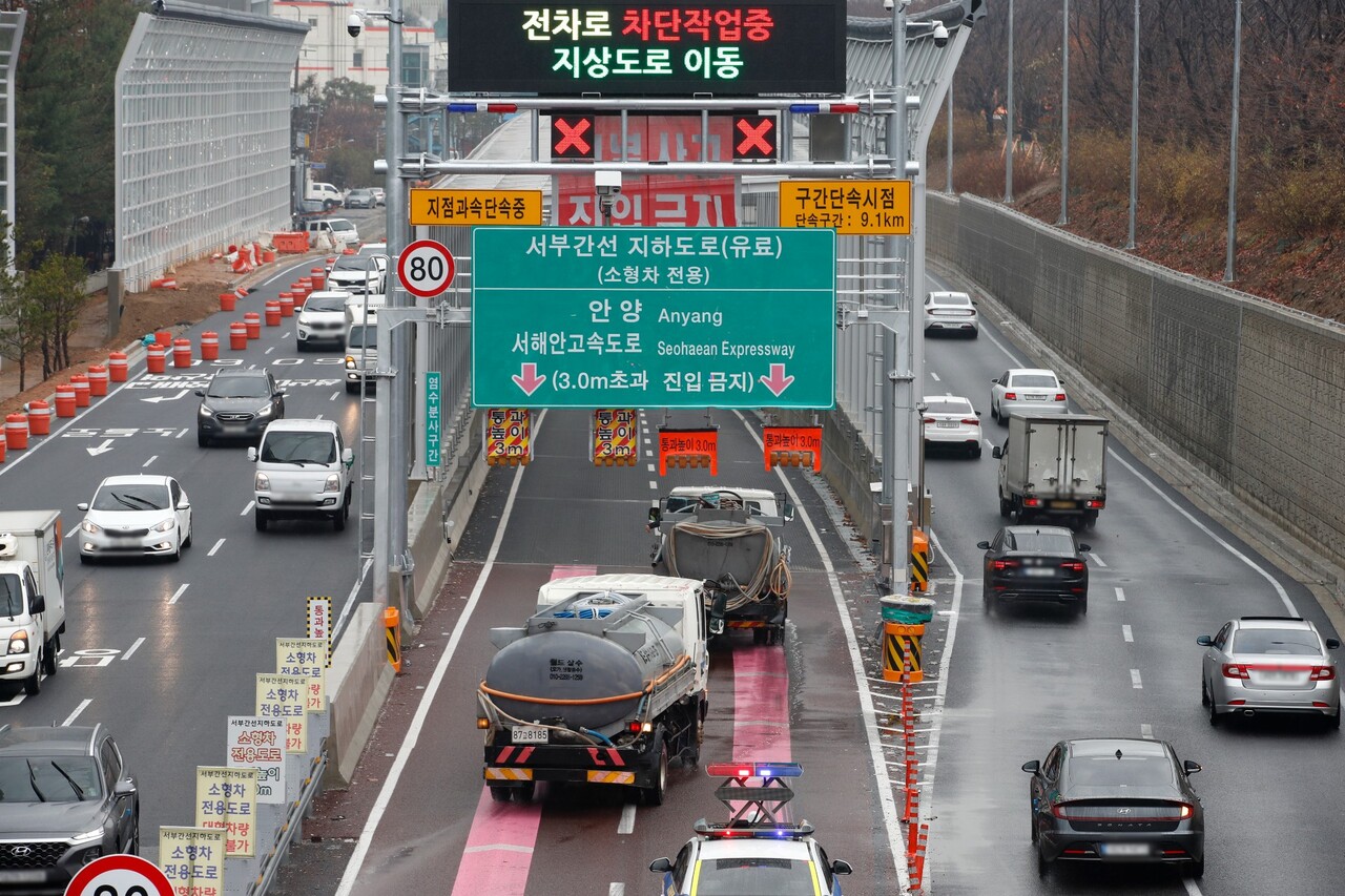 지난 30일 오후 서울 영등포구 서부간선도로 지하차도가 오전부터 내린 비로 침수돼 일직방향 차로가 통제된 가운데 펌프차량이 지하차도로 진입하고 있다. [사진제공=뉴스1]