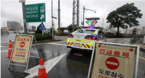 중부지방 집중호우로 동부간선도로가 전면 통제된 30일 오전 서울 광진구 군자교 인근 동부간선도로 진입로가 통제되고 있다.[뉴스1]