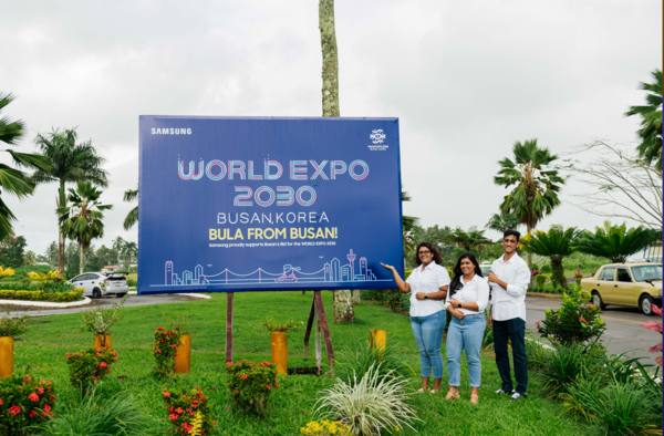 삼성전자가 피지 수바 시내와 주요 공항에서 2030세계부산박람회 옥외광고를 선보인다. [삼성전자]