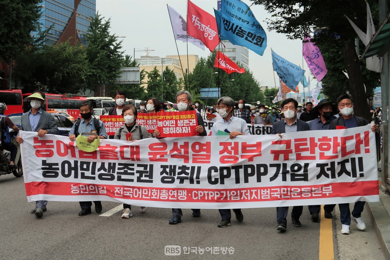 12일 오후 2시부터 열린 CPTPP 가입 저지 7·12 범국민 운동에 참여한 농민 단체 대표단과 회원들이 서울역부터 삼각지역까지 행진하고 있다 [이희승 기자]