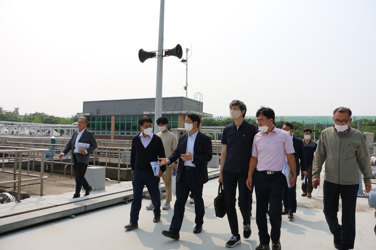 지난달 20일 이동환 고양시장(오른쪽에서 4번째)이 당선자 신분으로 서울 난지물재생센터를 방문해 시설을 점검하고 있다. [고양시청]