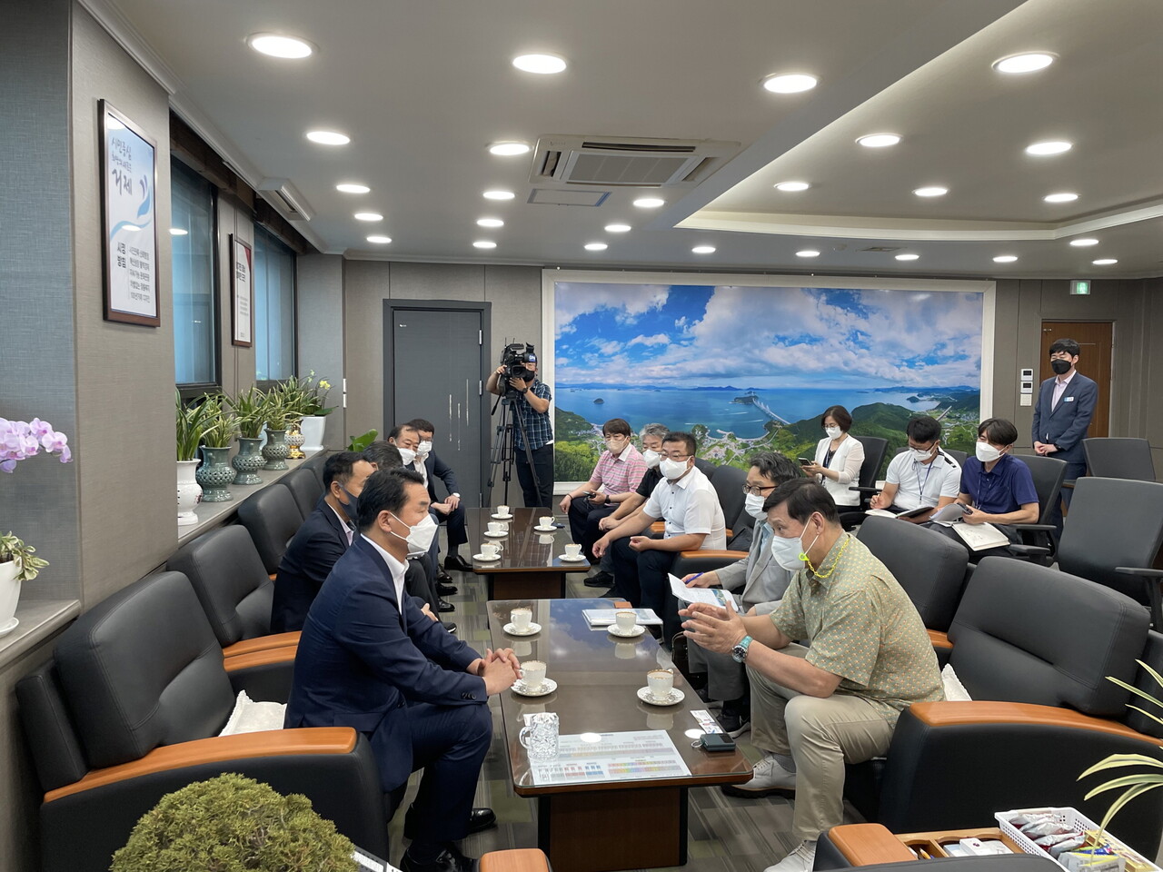 KBO 허구연 총재와 박종우 거제시장이 회의하는 모습. [KBO]