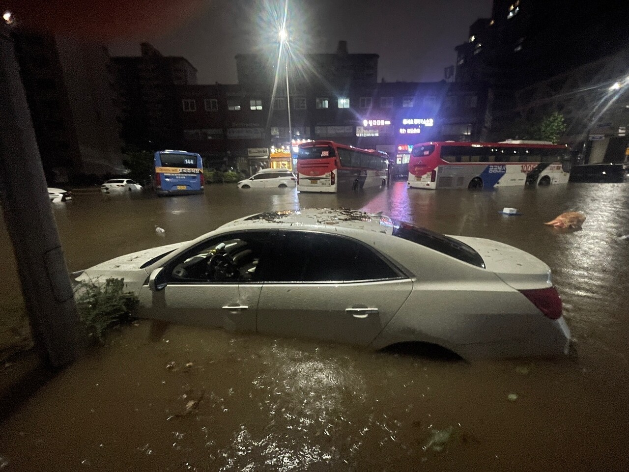 8일 서울 서초구 진흥아파트 인근 도로가 침수돼 자동차가 물에 잠겨 있다. [뉴스1]