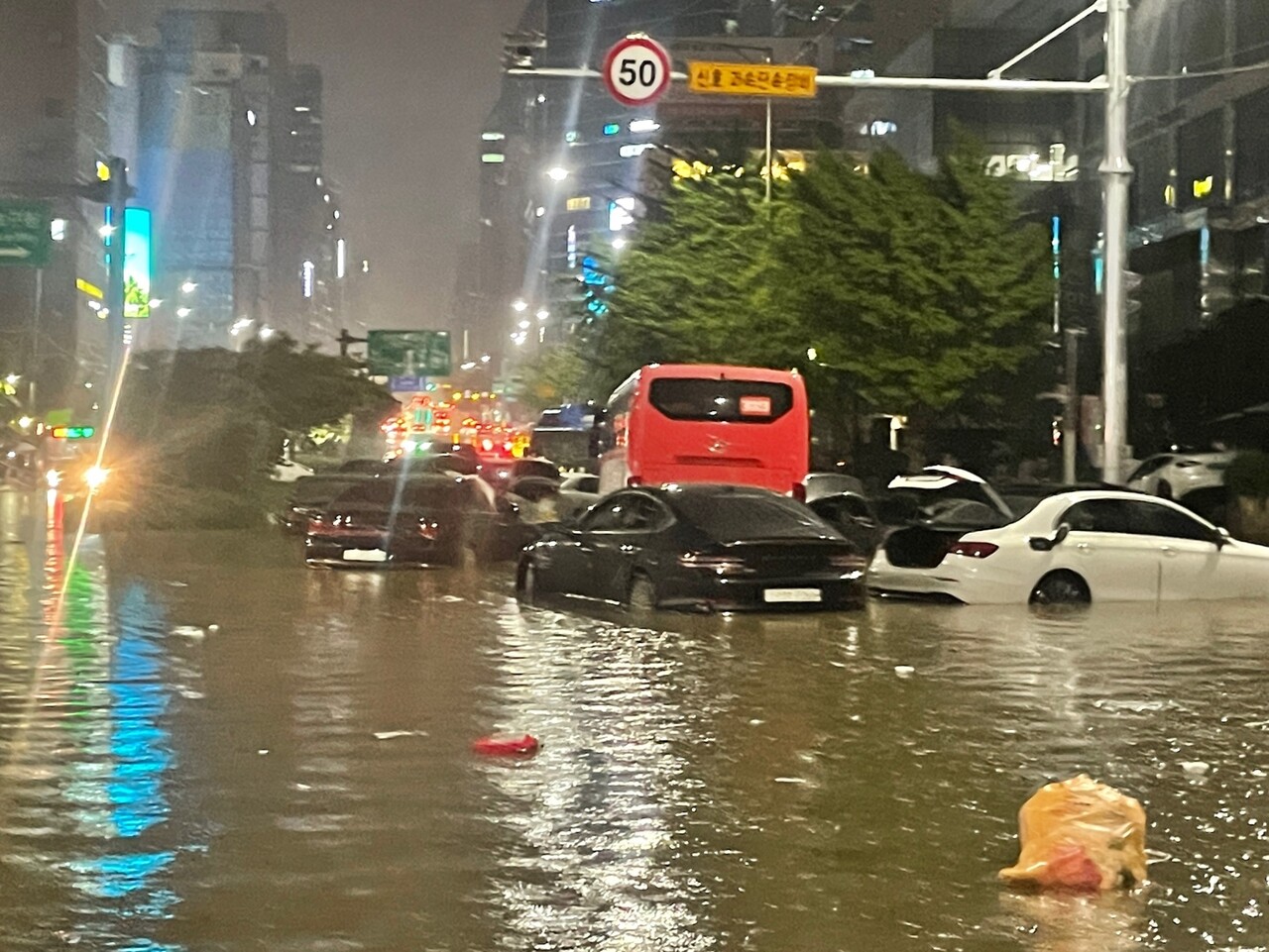 8일 서울 서초구 진흥아파트 인근 도로가 침수돼 차량이 물에 잠겨 있다. [뉴스1]