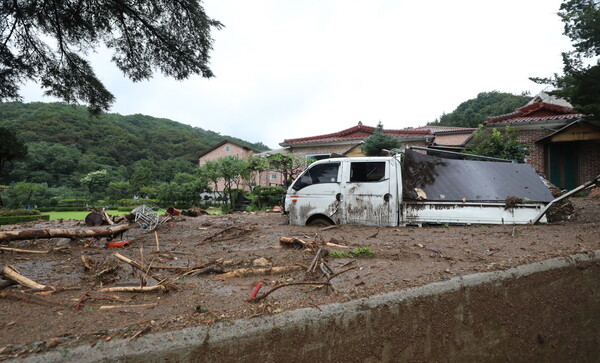 9일 오후 경기 광주시 남한산성면 검복리 일대에 산사태가 발생해 토사가 흘러들어 마을이 고립돼 있다. [뉴스1]