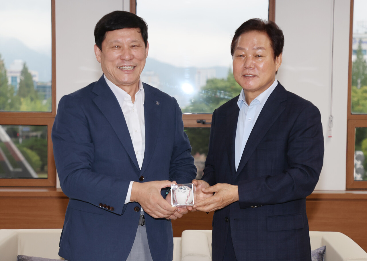 (왼쪽부터) KBO 허구연 총재, 박완수 경남지사 사진 [KBO]