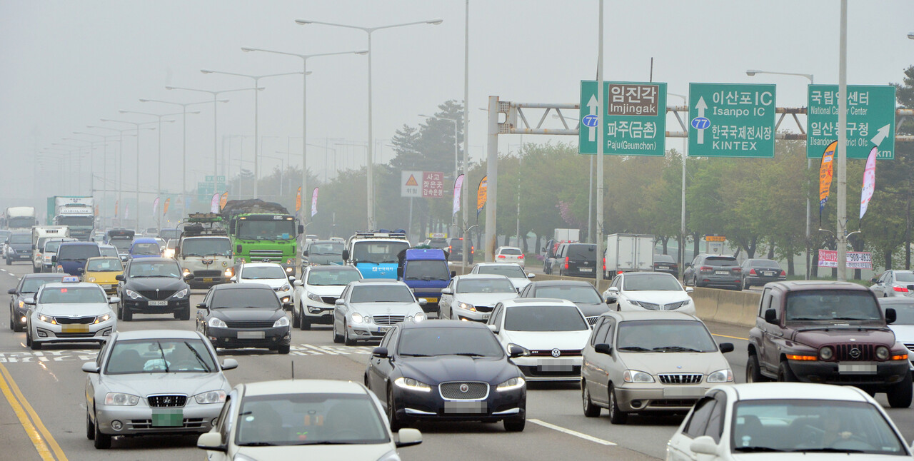경기도 고양시 일산동구 자유로 장항IC 부근에서 차량이 지나고 있다. [뉴스1]