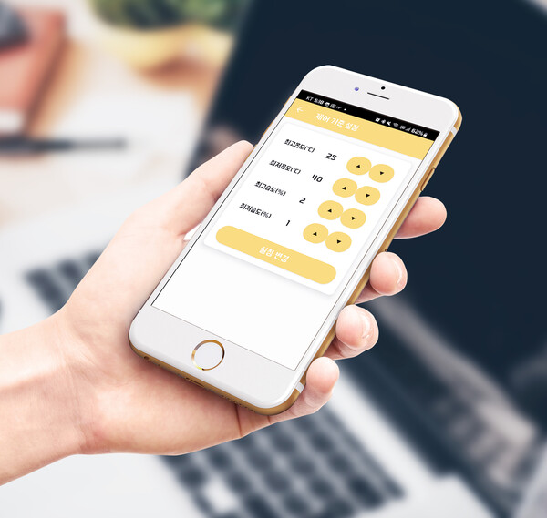 스마트폰을 이용해 양봉장 내부 온도 및 습도를 측정하는 모습 [대성 스마트하이브]