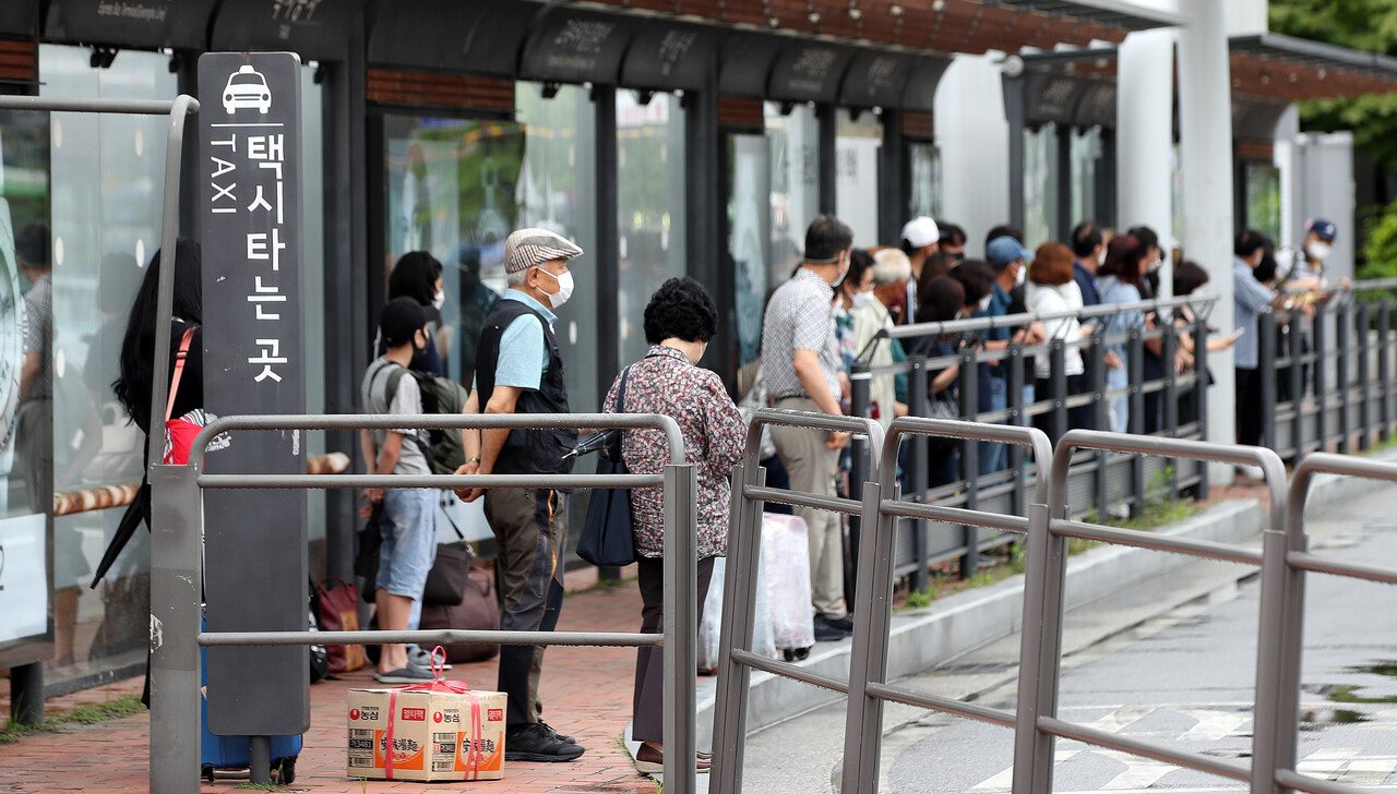 지난달 서울 서초구 고속버스터미널 택시승강장에서 시민들이 택시를 기다리고 있다. [뉴스1]