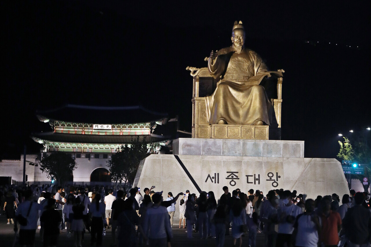 지난 11일 오후 서울 광화문광장에서 시민들이 연휴를 만끽하고 있다. [뉴스1]