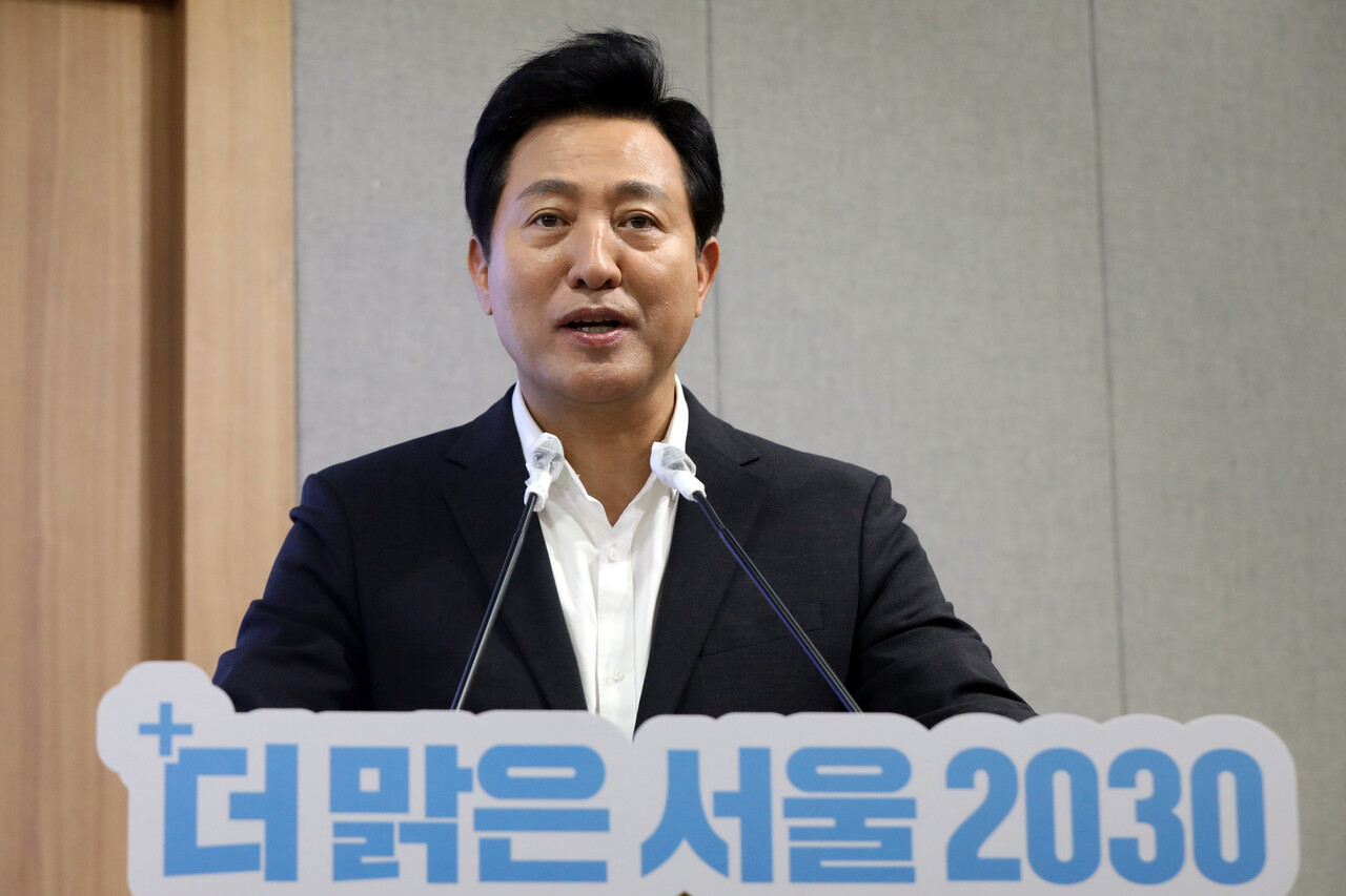 오세훈 서울시장이 28일 서울시청 브리핑룸에서 대기질 개선 종합대책인 '더 맑은 서울 2030'을 발표하고 있다. [뉴스1]