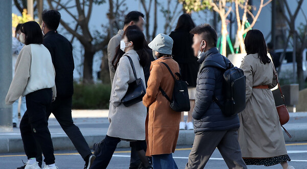 때 이른 초겨울 추위가 찾아온 18일 오전 서울 광화문네거리에서 시민들이 움츠린 채 출근하고 있다. [뉴스1]