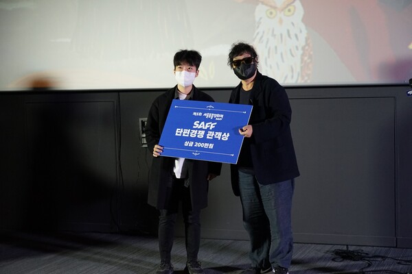 단체경쟁부문 관객상을 수상한 영화 '아옹다옹'의 김본희 감독(왼쪽), 임순례 집행위원장(오른쪽) [동물행동권 카라]