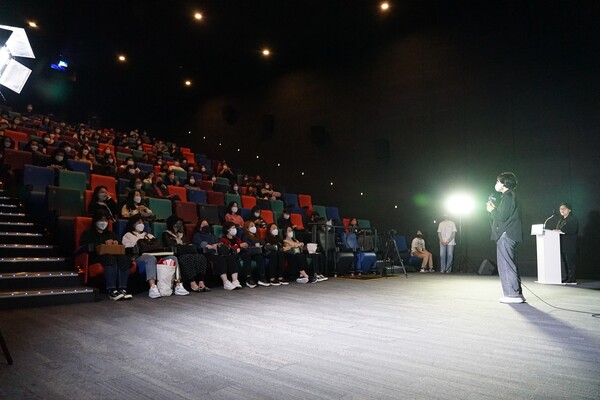 제5회 서울동물영화제 폐막식에서 인사를 전하는 전진경 조직위원장 [동물행동권 카라] 