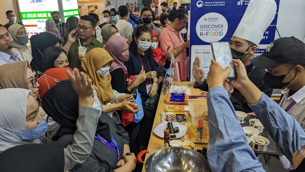 지난 9일 인도네시아 자카르타에서 개최된 2022 자카르타 국제식품박람회(SIAL) 한국관 앞에 현지인들이 모여 있다. [한국농수산식품유통공사(aT)] 