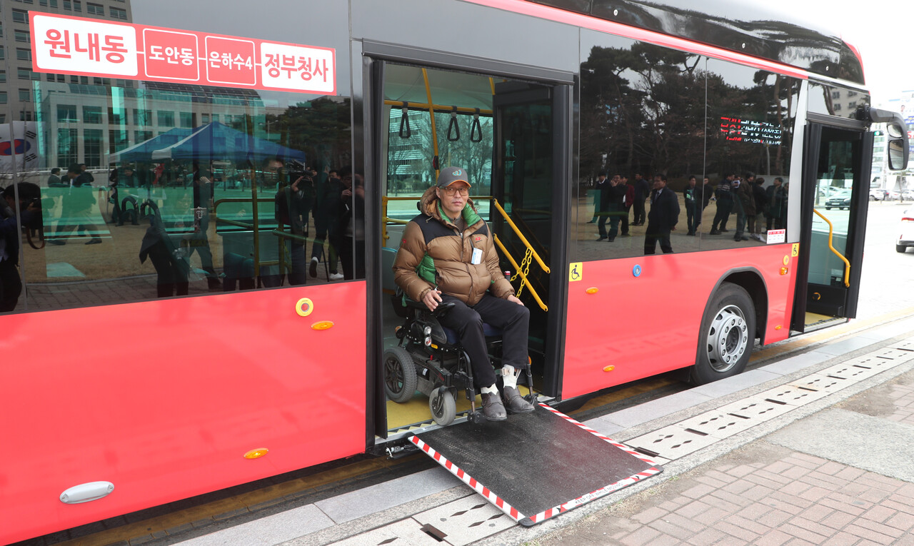 대전시 저상버스에서 한 장애인이 하차하고 있다. 위 사진은 2019년 진행된 대전시 3문 저상 시내버스 첫 운행 시승식 현장. [뉴스1]