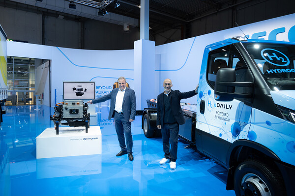 현대자동차는 지난 9월 19일(현지시각) 독일에서 열리는 세계 최대 상용차 박람회인 'IAA 하노버 상용차 박람회(IAA Transportation 2022 in Hannover)' 에서 이베코그룹(Iveco Group)과 함께 'e데일리 수소전기차(eDAILY FCEV)'를 세계 최초로 공개했다. [뉴스1]