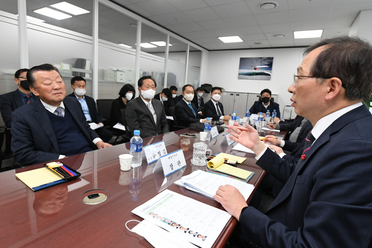 조승환 해양수산부 장관이 9일 서울에서 원양업계 대표들과 간담회를 진행했다. [해양수산부]