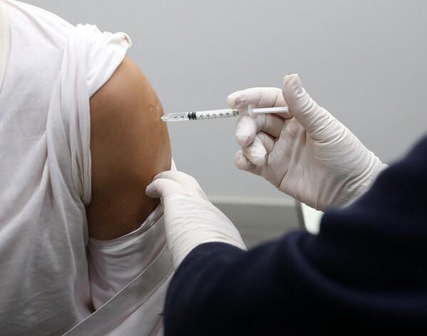 정부가 고령층의 동절기 코로나19 백신 추가접종을 독려하기 위해 21일부터 다음달 18일까지 4주간 '집중 접종기간'을 운영한다.  2022.11.21. (기사내용과는 무관함) [뉴스1] 