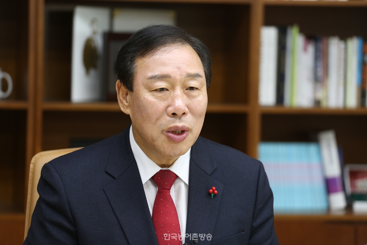 최민호 세종시장이 10일 세종시청 집무실에서 한국농어촌방송과 인터뷰 하고 있다. [오두환 기자]