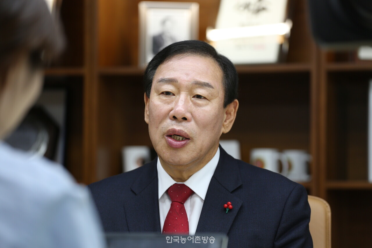 최민호 세종시장이 10일 세종시청 집무실에서 한국농어촌방송과 인터뷰 하고 있다. [오두환 기자]