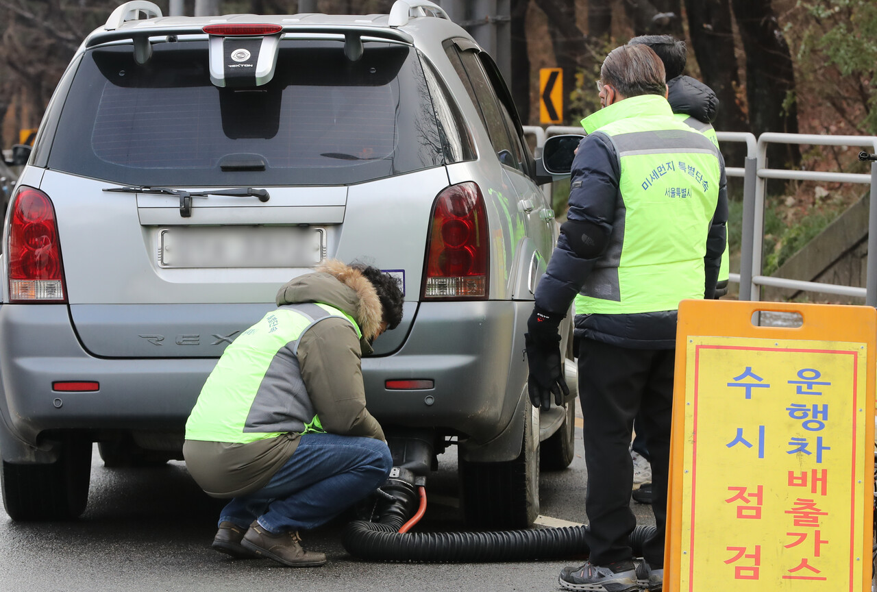 서울시 공무원들이 지난달 6일 서울 양천구 신정로 서부화물터미널 인근에서 배출가스 5등급 차량에 설치된 배출가스 저감장치(DPF) 작동 상태를 점검하고 있다. [뉴스1]