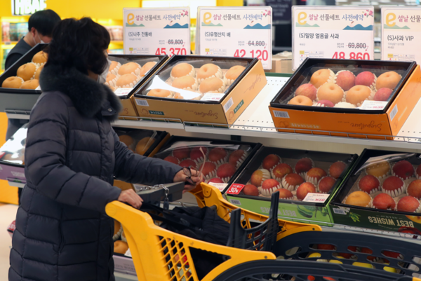 대형마트 업계가 설 선물 본격 판매에 돌입한 12일 서울 용산구 이마트 용산점을 찾은 시민이 진열된 설 선물세트를 살펴보고 있다.  [뉴스1]