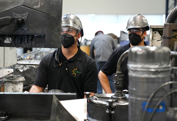 미국 애리조나주에 위치한 우르빅스社 (Urbix)의 사업장에서 직원들이 흑연 정제 과정을 살펴보고 있다. [우르빅스]
