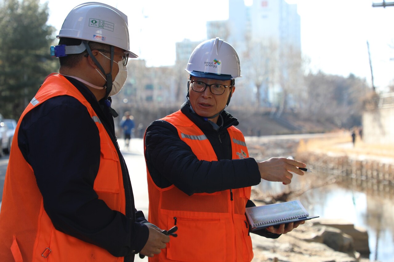 이창준 집단에너지본부장(우)이 최근 발생한 열 누수 현장을 찾아 안전점검을 하고 있다. [서울에너지공사]
