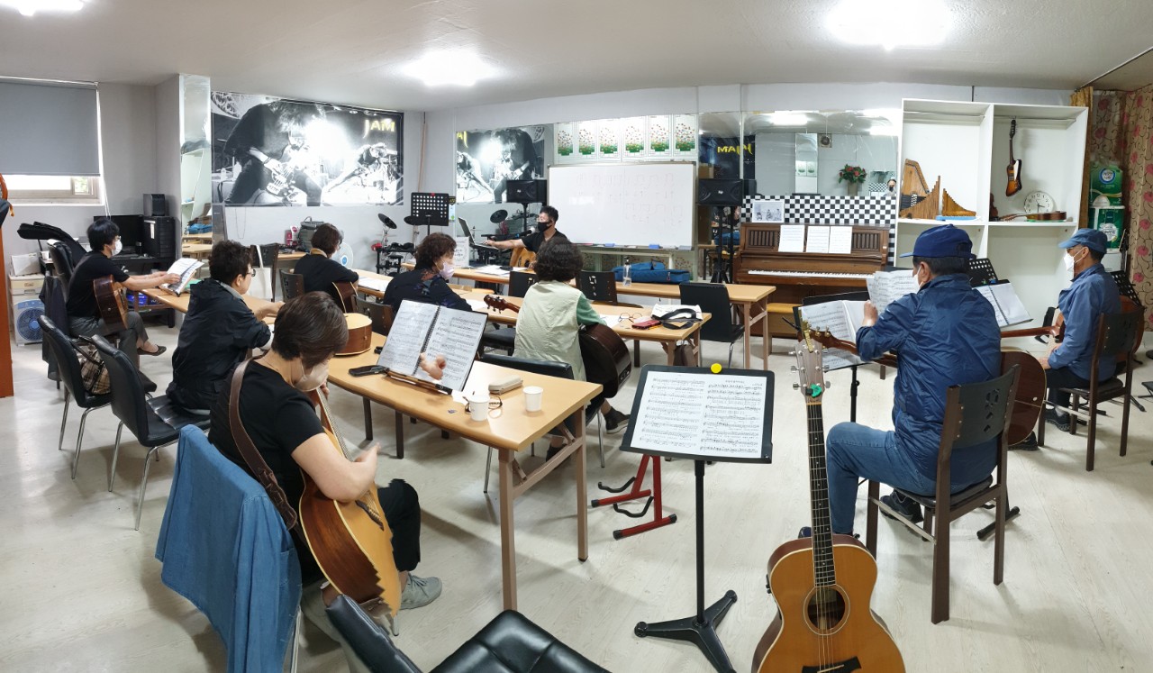 제천시가 올 2월부터 시민 맞춤형 평생학습 프로그램을 운영한다. 사진은 통기타와 우크렐레 교육 현장. [제천시]