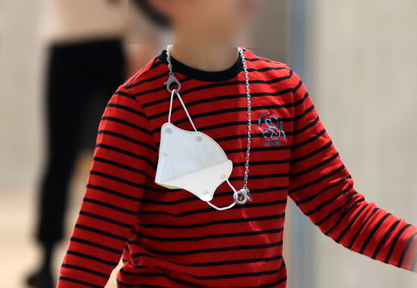 실내 마스크 착용 의무 해제 후 첫 주말인 5일 오후 서울 영등포구의 한 대형 쇼핑몰에서 한 어린이가 마스크를 목에 걸고 있다. 2023.2.5 [뉴스1]