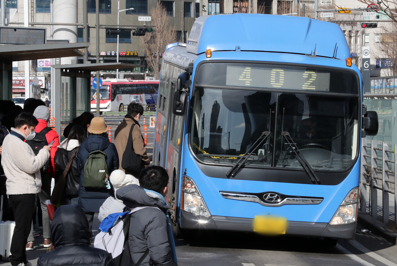 설 연휴 마지막 날인 24일 오후 서울 중구 서울역 인근 버스전용차로에서 버스가 운행되고 있다. [뉴스1]