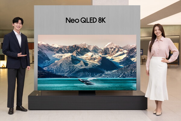 삼성전자 모델이 서울 대치동에 위치한 삼성 디지털프라자 대치본점에서 2023형 Neo QLED 8K 85형 제품을 선보이는 모습. [삼성전자]