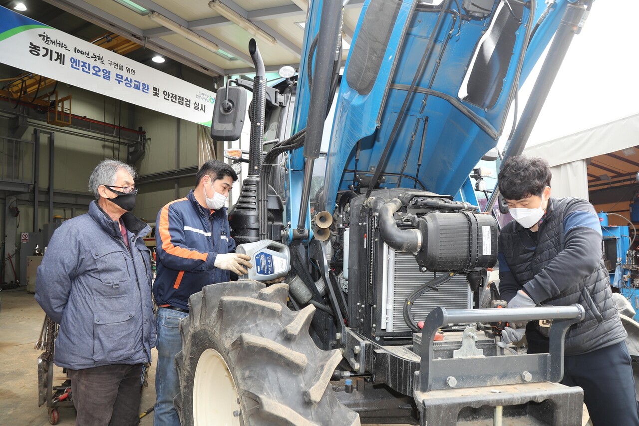 농협이 내달 20일까지 '농기계 엔진오일 무상교환 및 안전점검'을 지원한다. [농협]