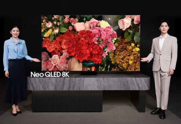 삼성전자 모델이 프리미엄 TV 시장을 주도하고 있는 Neo QLED 8K 2023년형 신제품을 소개하고 있는 모습. [삼성전자]