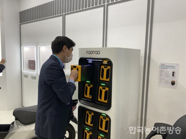 KooRoo 안홍덕 대표가 배터리팩을 충전기에서 꺼내고 있다. [홍채린 기자]