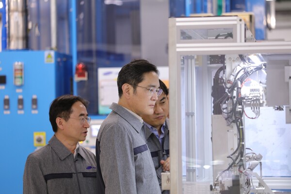 이재용 삼성전자 회장이 24일 중국 텐진에 위치한 삼성전기 사업장을 방문해 MLCC 생산 공장을 점검하는 모습 [삼성전자]
